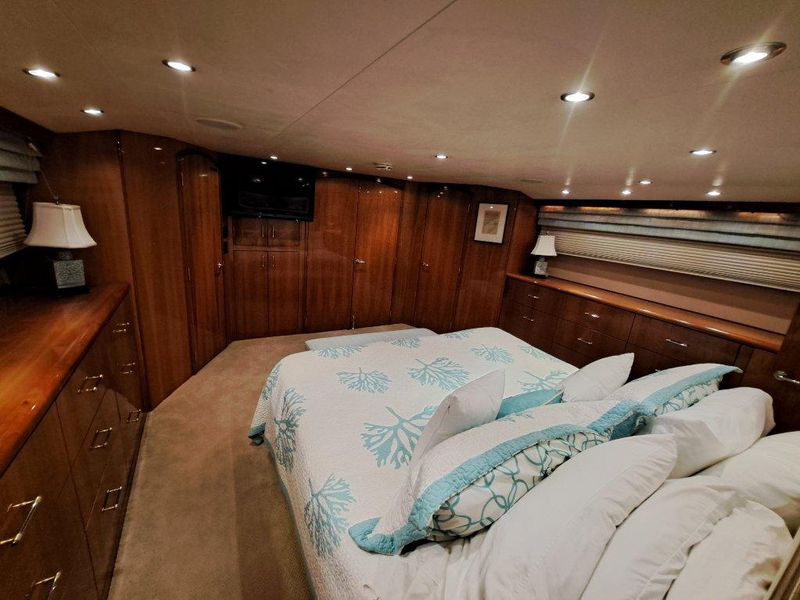 2005 Hatteras 75 Sport Deck Motor Yacht