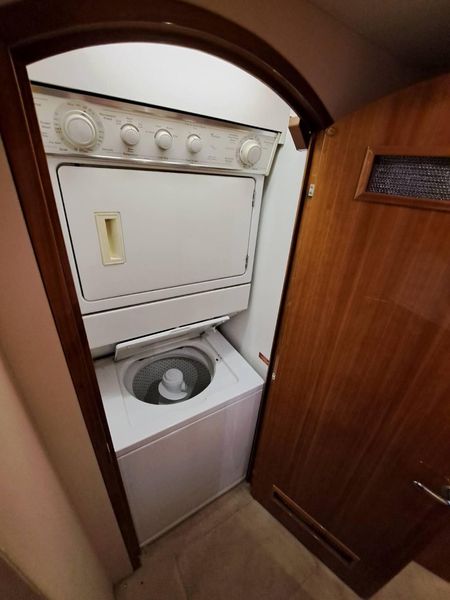 2005 Hatteras 75 Sport Deck Motor Yacht
