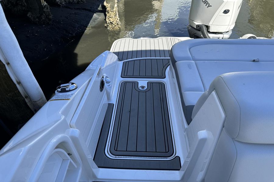 2023 Sea Ray 270 SDX-OUTBOARD