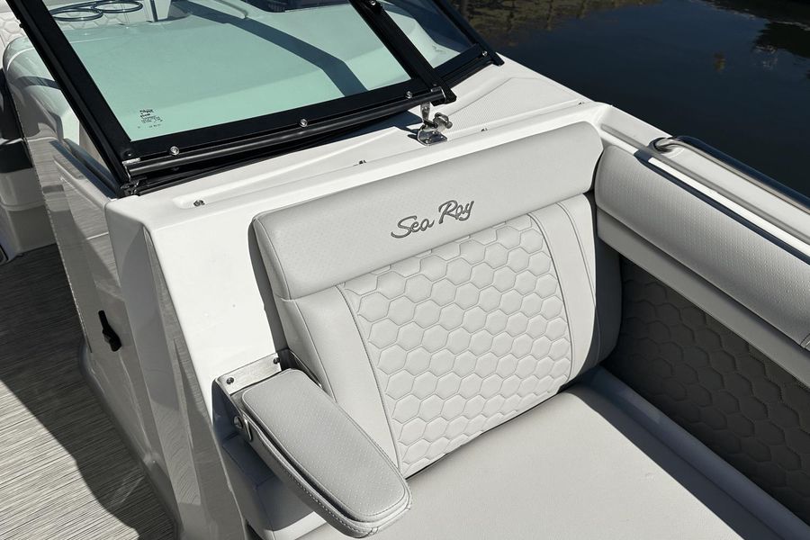 2023 Sea Ray 270 SDX-OUTBOARD