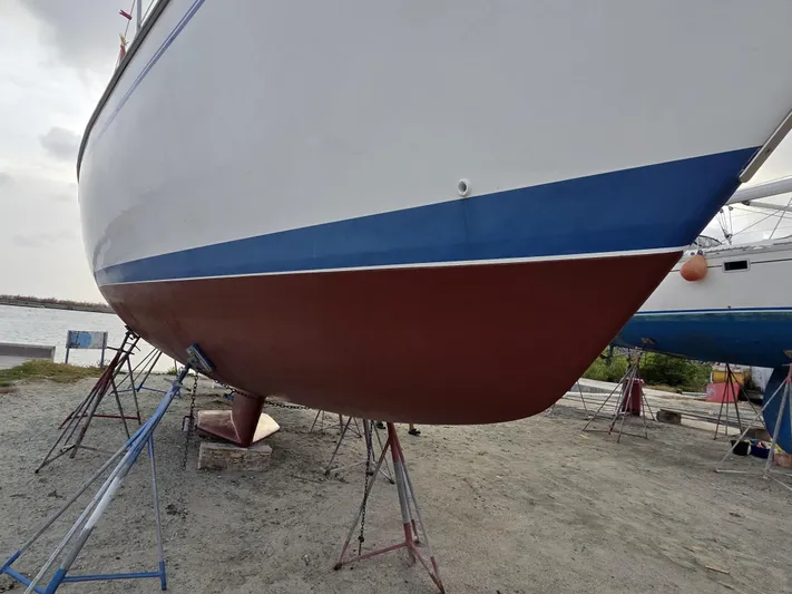  Yacht Photos Pics Catalina 42 MkII sailboat hull on stands, showcasing blue and red paint, 2000 model.