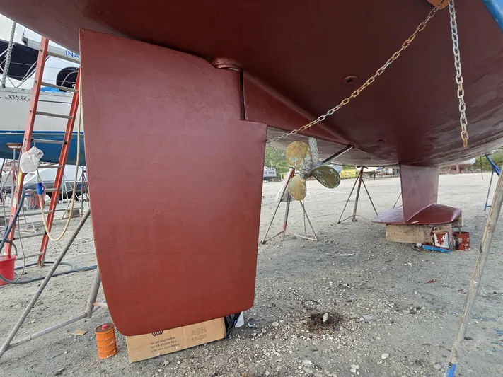  Yacht Photos Pics Catalina 42 MkII 2000 sailboat keel and propeller on dry dock, undergoing maintenance.