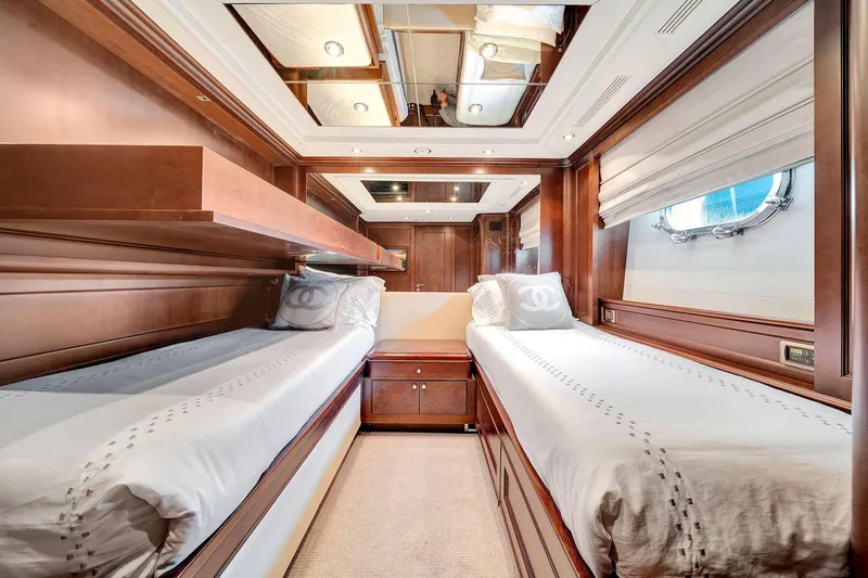 Papaito Yacht Photos Pics 