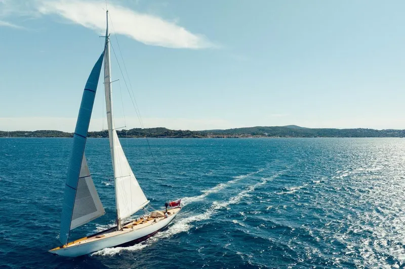 Savannah Yacht Photos Pics Sailing yacht "Concordia Custom Pedrick Design Sloop" gliding on blue ocean, 1996 model.