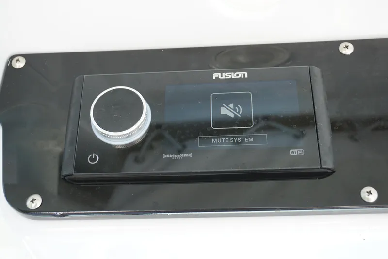 No Name Yacht Photos Pics 2022 25 Everglades 253cc Electronics