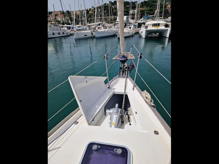  Yacht Photos Pics Beneteau Oceanis 473 Clipper 2001 sailboat deck with open hatch in marina.