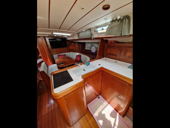  Yacht Photos Pics Interior of 2001 Beneteau Oceanis 473 Clipper yacht, featuring wood cabinetry and seating area.
