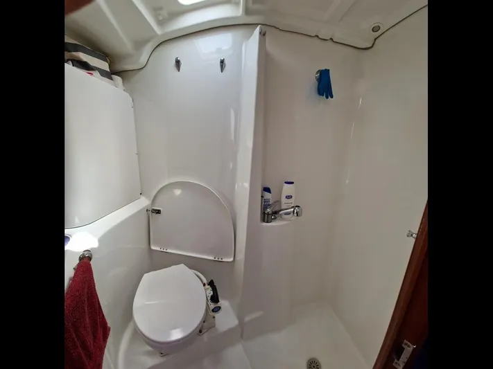  Yacht Photos Pics Bathroom interior of 2001 Beneteau Oceanis 473 Clipper yacht, featuring toilet and shower.