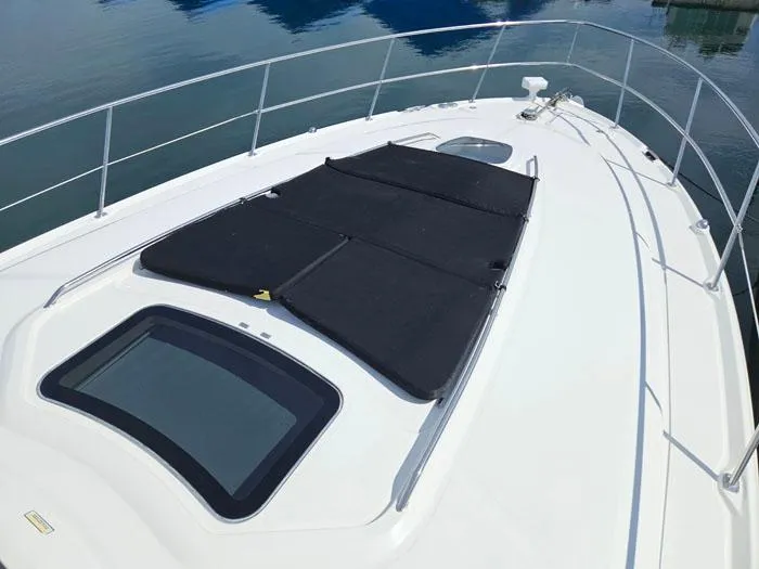  Yacht Photos Pics 2006 Sea Ray 44 Sundancer yacht deck with sunpads and railing.