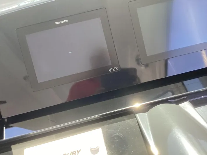 Steal Yacht Photos Pics Control panel of a 2020 Formula 380 Super Sport Crossover with Raymarine displays.