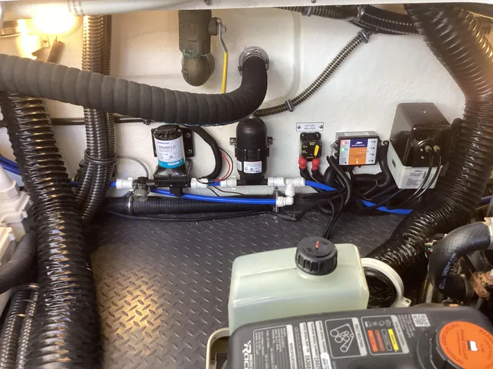 Steal Yacht Photos Pics Engine compartment of 2020 Formula 380 Super Sport Crossover with hoses and components.