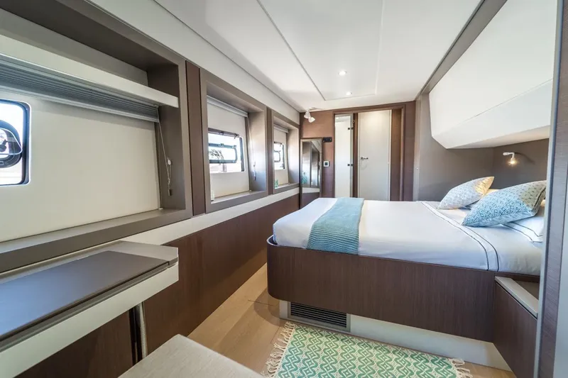 Signature Bali 5.4. (5+2 Cabins) Yacht Photos Pics 