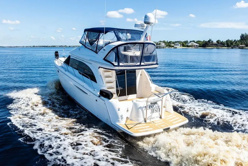  Yacht Photos Pics 2008 Meridian 411 Sedan cruising on a sunny day, leaving a wake in calm waters.