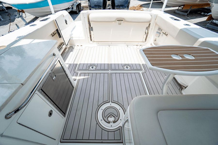 2018 Boston Whaler 270 Vantage