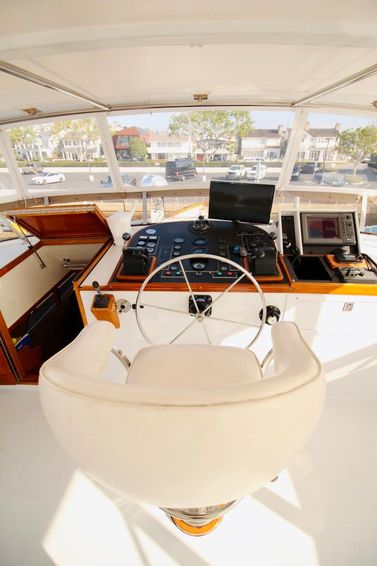 1982-98-broward-98-motor-yacht