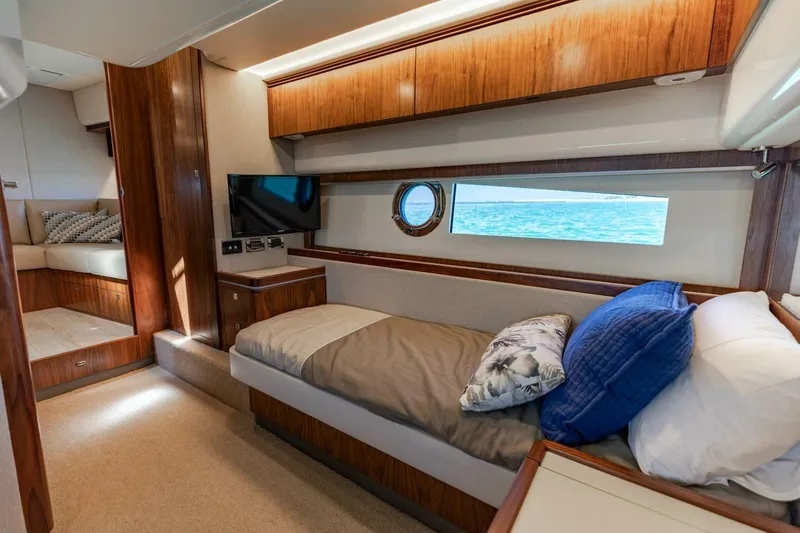 Runaway Island Yacht Photos Pics 2018 Riviera 4800 Sport Yacht- Runaway Island- Guest Stateroom