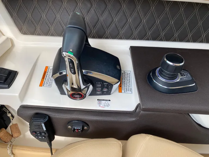Casa - 2022 Sr 310 Slx @ Cancun Yacht Photos Pics Control panel of 2022 Sea Ray SLX 310 boat with joystick and throttle.