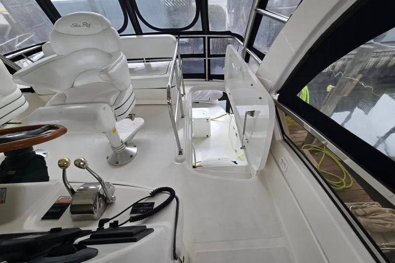 Verdee Yacht Photos Pics 2007 Sea Ray 52 Sedan Bridge helm with white seating and control panel.