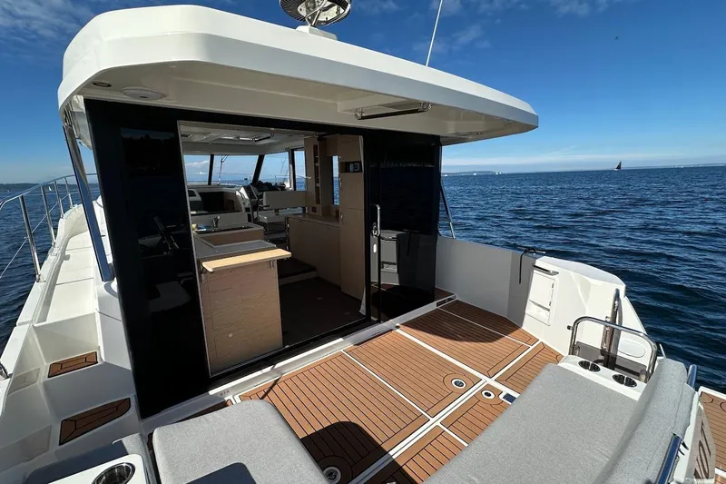 Fret Knot Yacht Photos Pics 2024 Beneteau Swift Trawler 41 Sedan, spacious deck, open sea view.
