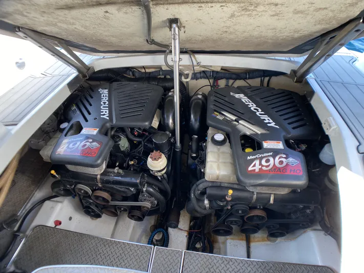 Formula 400ss Yacht Photos Pics Twin Mercury engines in a 2006 Formula 400 Super Sport boat.