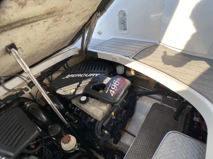 Formula 400ss Yacht Photos Pics Engine compartment of a 2006 Formula 400 Super Sport with Mercury 496 motor.