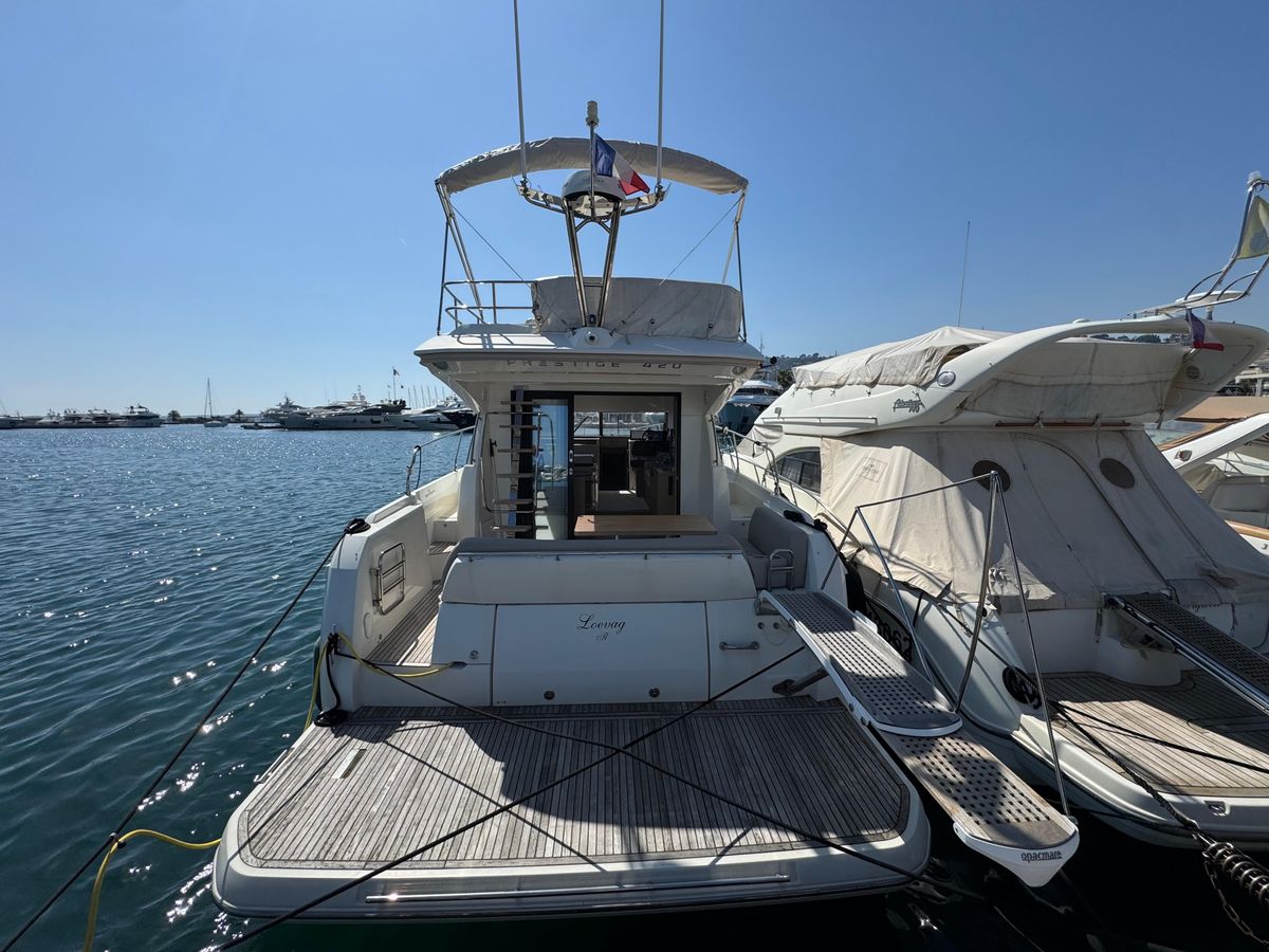 2020 Prestige 42 