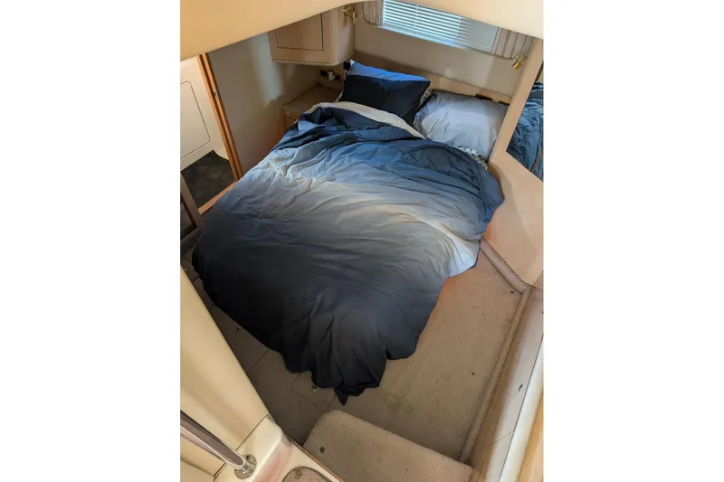 Smitten Yacht Photos Pics Cozy bedroom in 2000 Sea Ray 420 Aft Cabin yacht with blue bedding.