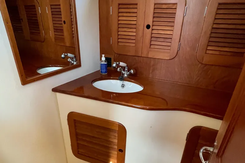 Discovery Yacht Photos Pics 