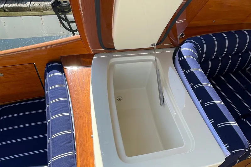 Discovery Yacht Photos Pics 