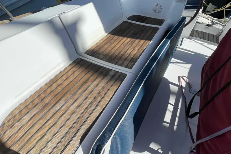 Tiramisu Yacht Photos Pics Beneteau Oceanis 473 (2004) cockpit with wooden seating and white deck.