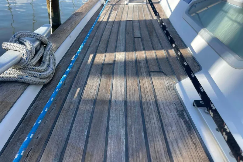 Tiramisu Yacht Photos Pics Deck of 2004 Beneteau Oceanis 473 sailboat with ropes and wooden planks.