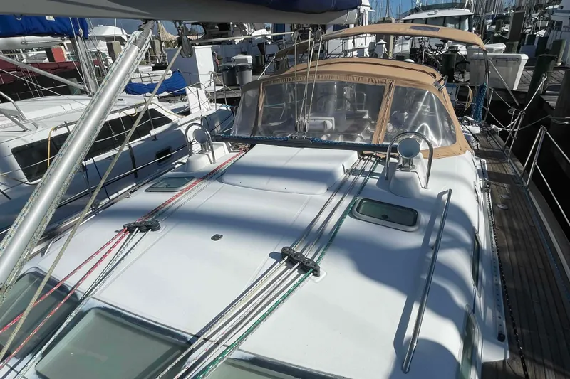 Tiramisu Yacht Photos Pics 2004 Beneteau Oceanis 473 sailboat docked, showcasing deck and rigging details.