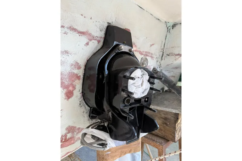 Piccopi Yacht Photos Pics Mano Marine 32.50 Sport 2007 boat part, black component installation.