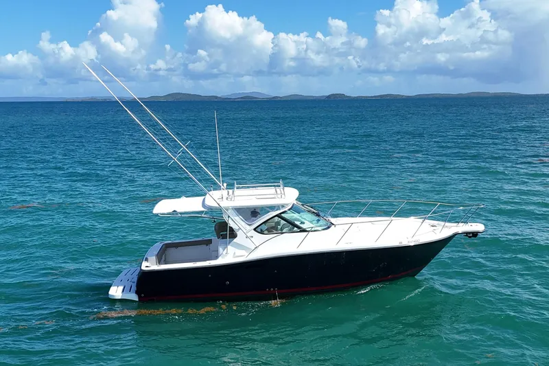  Yacht Photos Pics 2005 Tiara Yachts 3200 Open cruising on clear blue ocean under a bright sky.