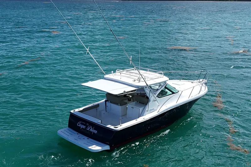  Yacht Photos Pics 2005 Tiara Yachts 3200 Open cruising on clear blue water.