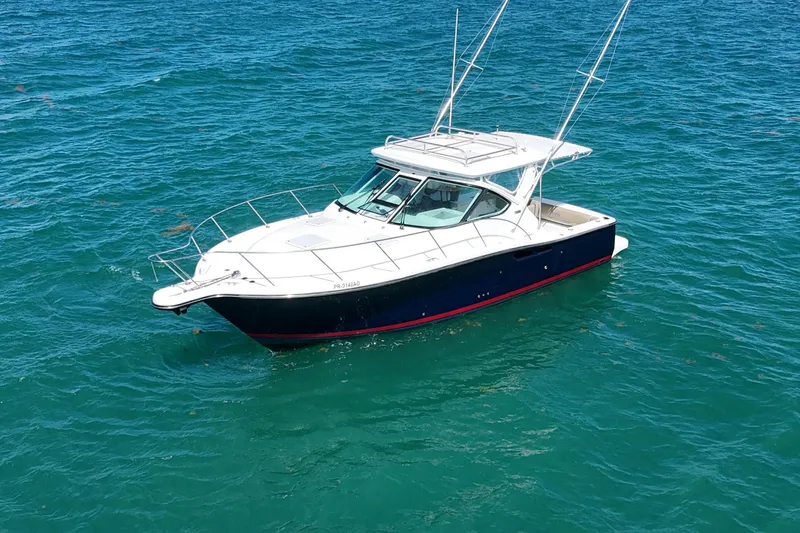  Yacht Photos Pics 2005 Tiara Yachts 3200 Open boat on clear blue water.