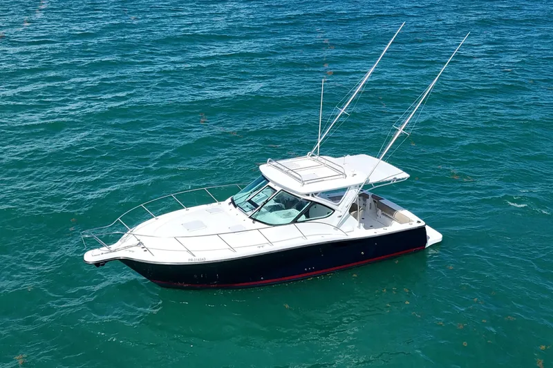  Yacht Photos Pics 2005 Tiara Yachts 3200 Open cruising on clear blue water.