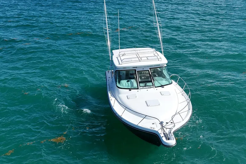  Yacht Photos Pics 2005 Tiara Yachts 3200 Open cruising on clear blue water.