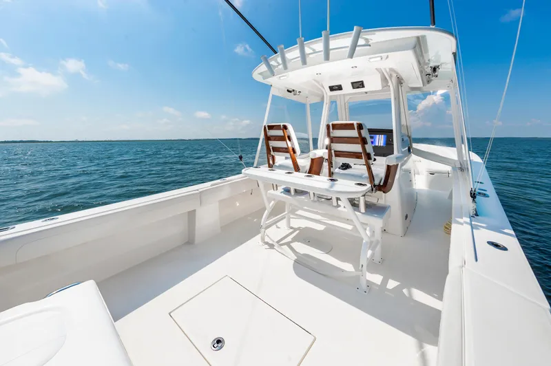 Hi Yacht Photos Pics 2020 Regulator 34 Center Console boat on open water, featuring sleek design and spacious deck.
