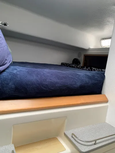 Seapaws Yacht Photos Pics Cozy cabin bed in 1996 Voyage Yachts 470 sailboat.