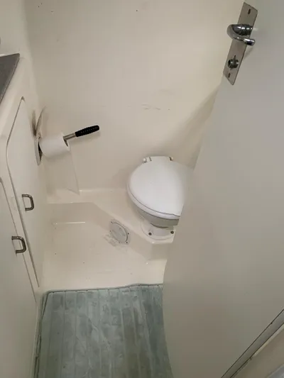 Seapaws Yacht Photos Pics 1996 Voyage Yachts 470 bathroom with toilet and storage cabinet.