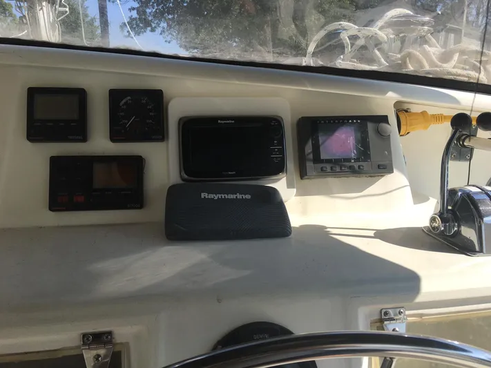 Seapaws Yacht Photos Pics Control panel of a 1996 Voyage Yachts 470 with navigation equipment.