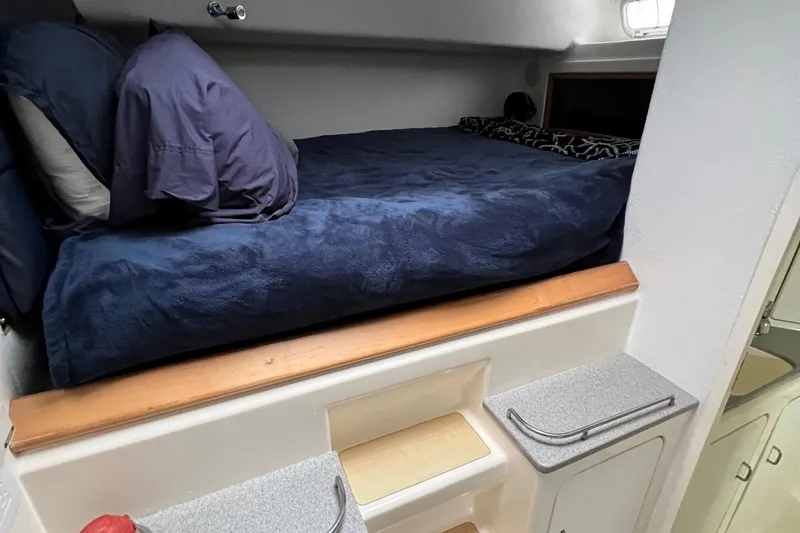 Seapaws Yacht Photos Pics Cozy cabin bed in a 1996 Voyage Yachts 470 sailboat.