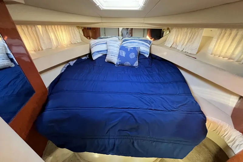 Jus A Lil' Yacht Photos Pics 2003 Searay 380 boat cabin with blue bedding and decorative pillows.