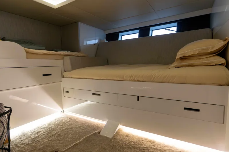 Matariki Yacht Photos Pics Luxurious interior of a 2014 Maori 78 yacht with cozy twin beds and modern design.