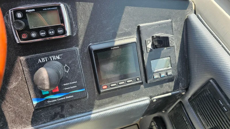  Yacht Photos Pics Control panel of a 1999 Sea Ray 500 Sundancer boat with navigation equipment.