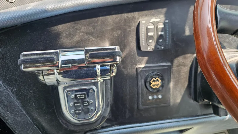  Yacht Photos Pics Control panel of a 1999 Sea Ray 500 Sundancer boat with steering wheel.