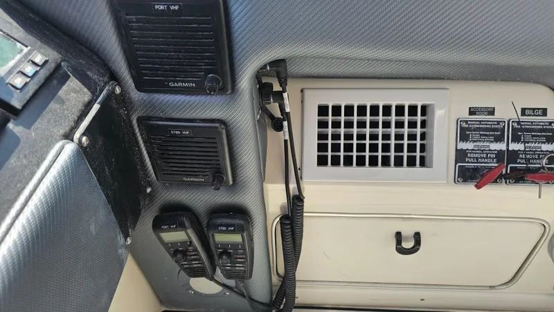  Yacht Photos Pics Control panel of a 1999 Sea Ray 500 Sundancer boat with communication devices.