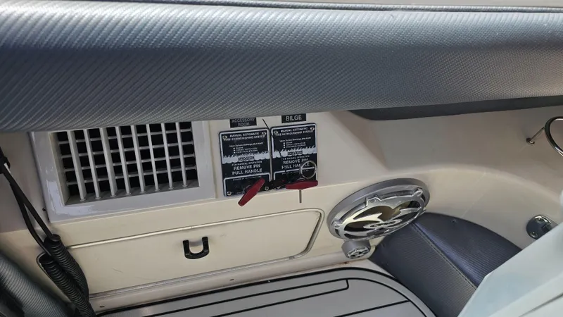  Yacht Photos Pics 1999 Sea Ray 500 Sundancer dashboard with controls and speaker detail.