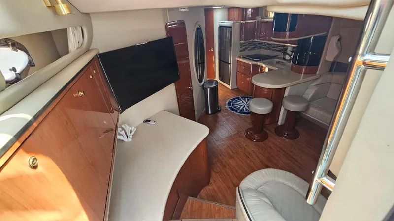 Yacht Photos Pics Luxurious interior of 1999 Sea Ray 500 Sundancer yacht with modern amenities.